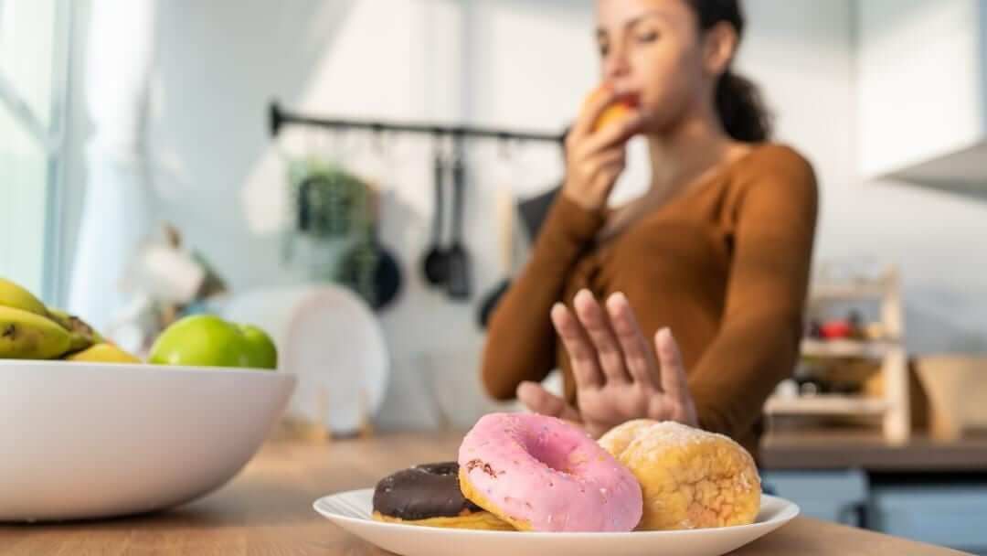 Discover how to prevent holiday weight gain through practical eating and lifestyle strategies. The guide covers meal planning, portion control at holiday events, choosing lower-calorie beverages, stress-reduction techniques, and regular exercise adaptations to help you maintain your weight through the holiday season.